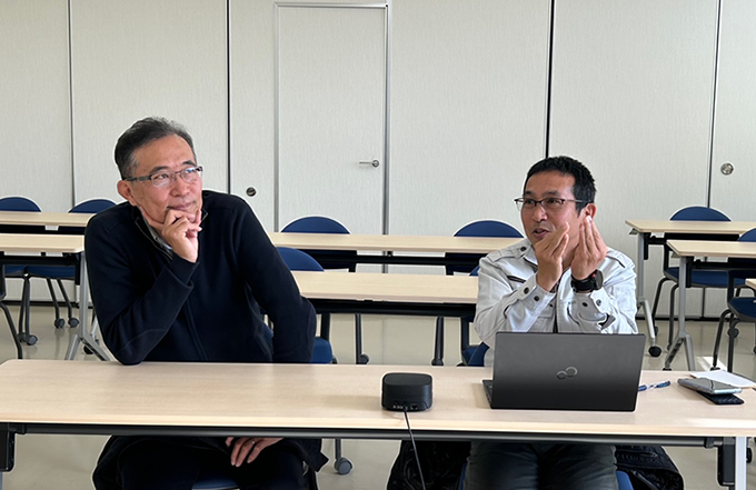 広大な果樹園での農場実習で活用。ウェアラブルカメラを装着した学生たちの収穫作業を遠隔指導